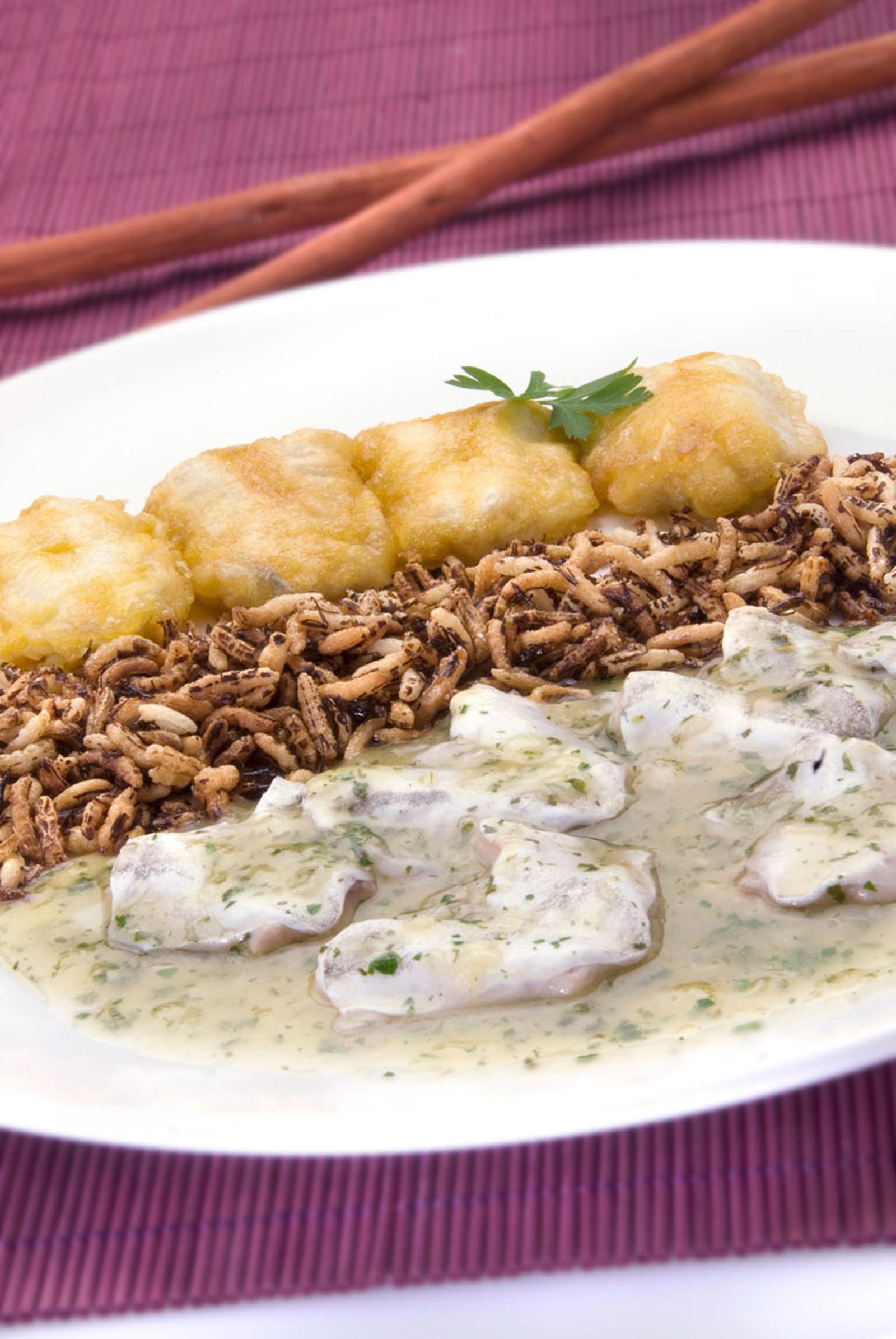 Kokotxas dos gustos con arroz frito