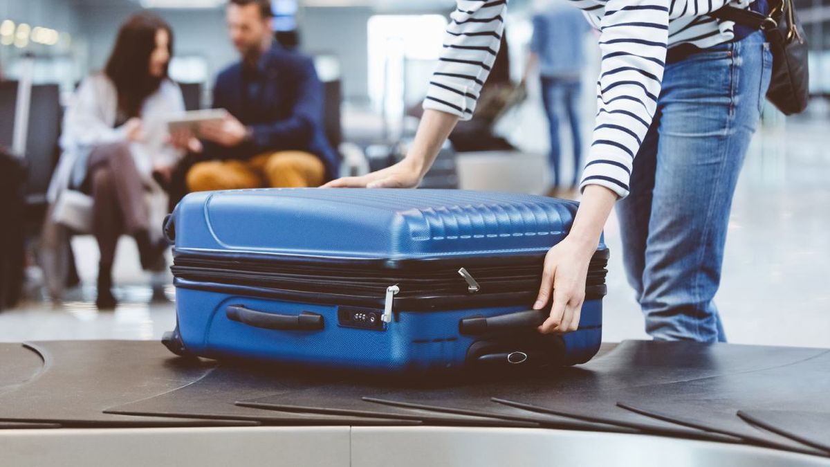 pueden aerolineas cobrar equipaje de mano maleta cabina