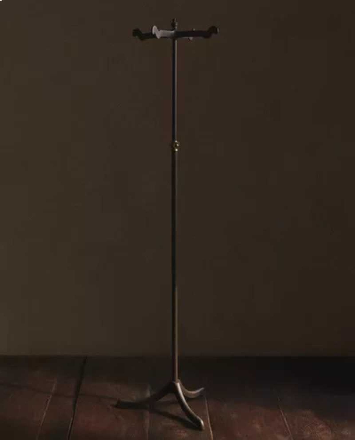 Perchero ajustable de metal.