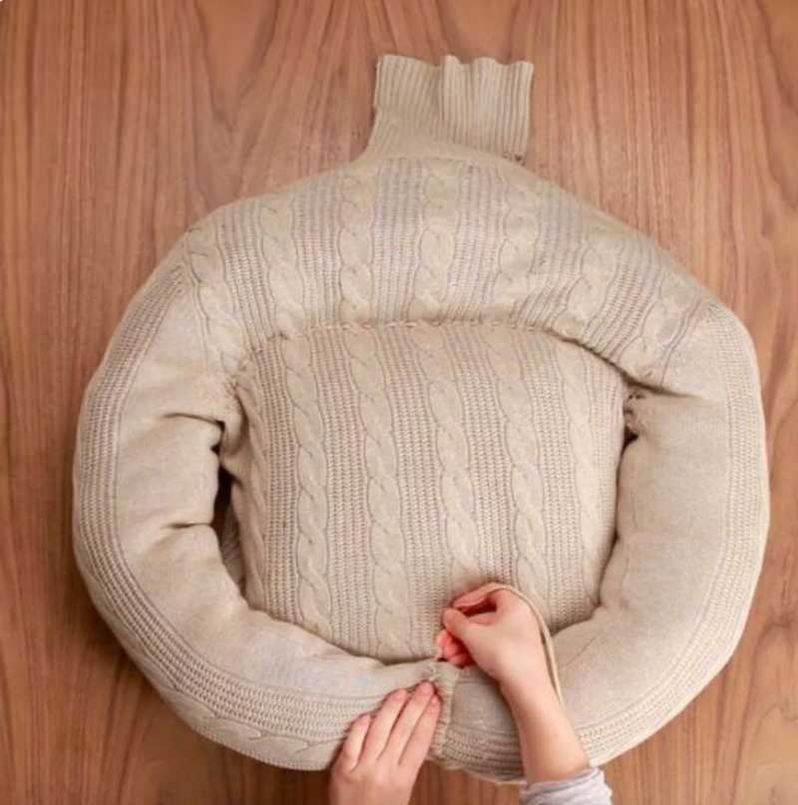 Camita de mascota hecha con un jersey.