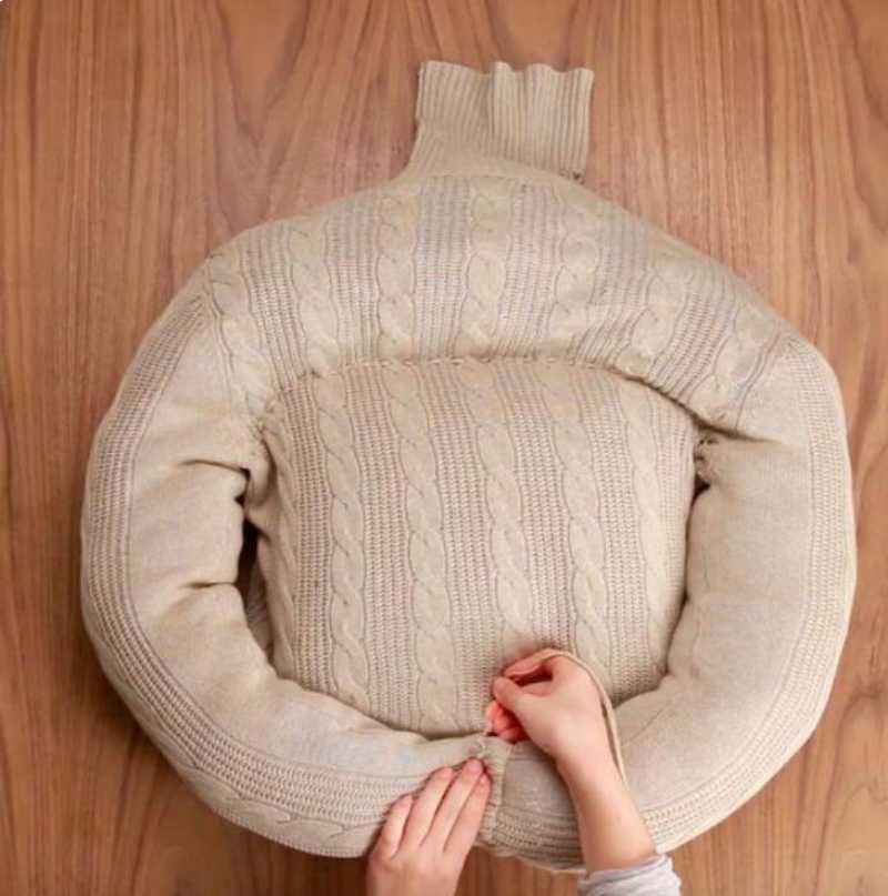 Camita de mascota hecha con un jersey.