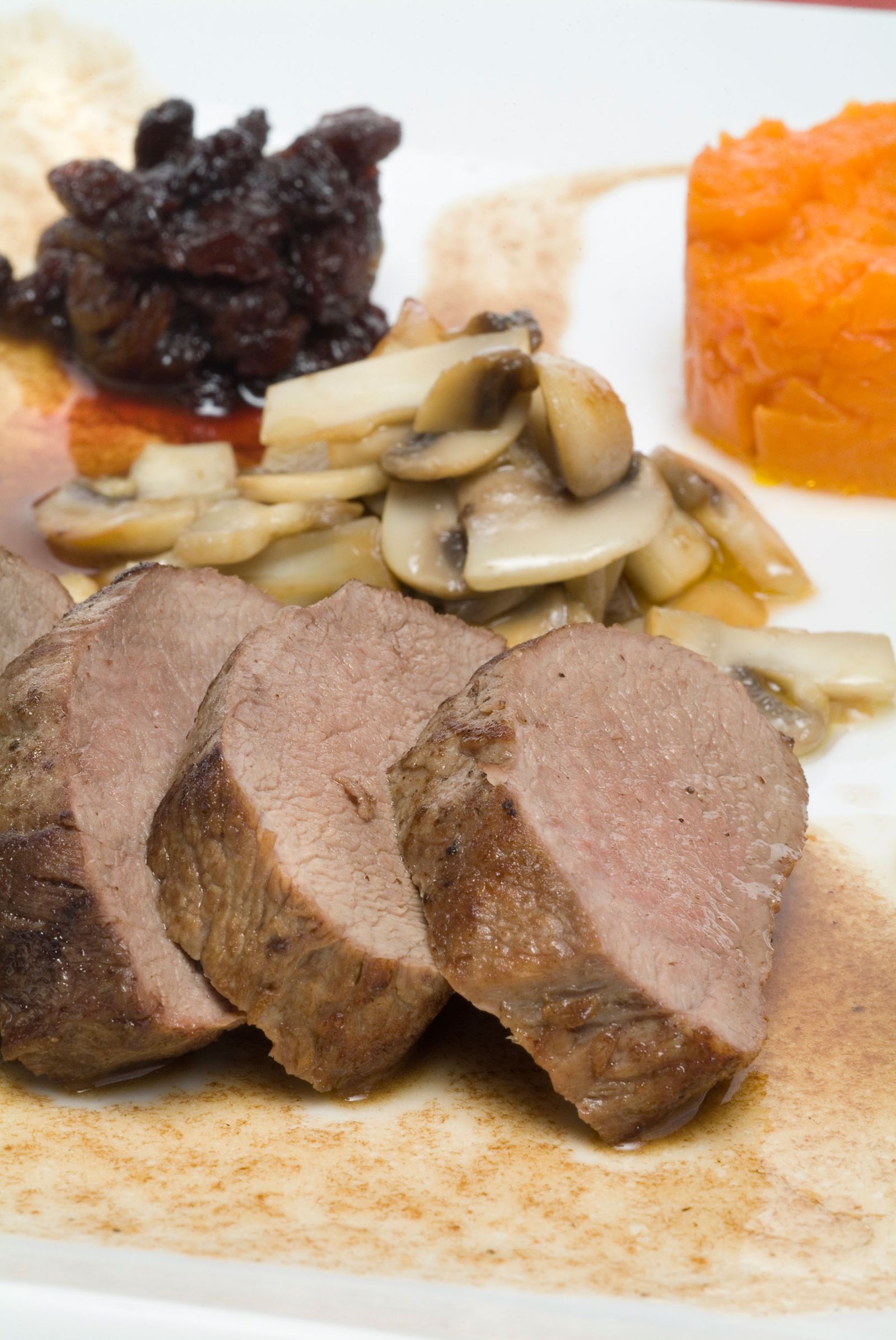 Lomo de corzo asado con pasas y champiñones