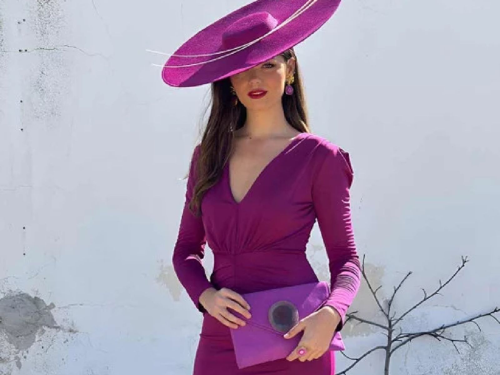 Puedes elevar el look de un vestido sencillo con una pamela de ala ancha