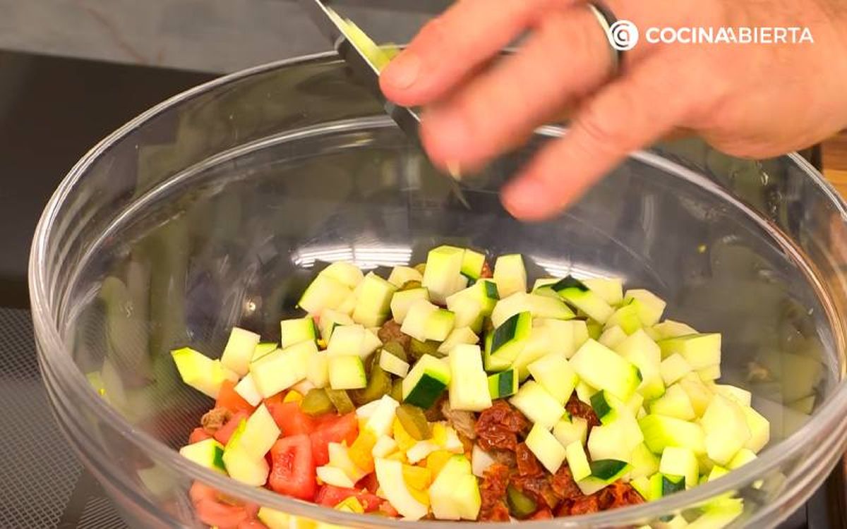 Pela y corta el calabacín en dados