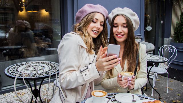 como conseguir el look de camille de emily en paris amigas francesas