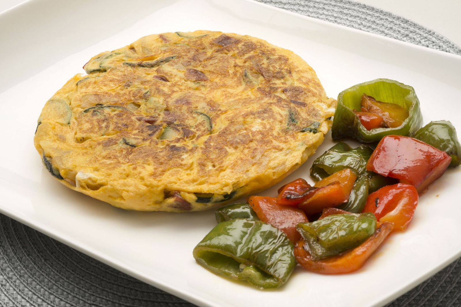 6116 1 Tortilla de patatas, calabacin y chorizo con pimientos xl