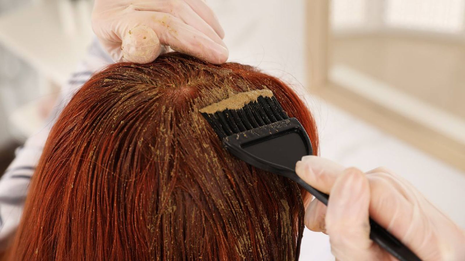 Pide ayuda, si no eres capaz de teñirte el pelo tú sola