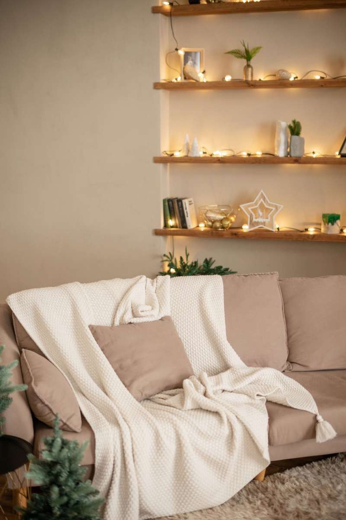 Estantería con decoración de Navidad sencilla en una sala de estar.