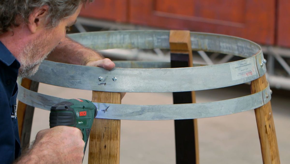 Cómo hacer una mesa con una barrica paso 5
