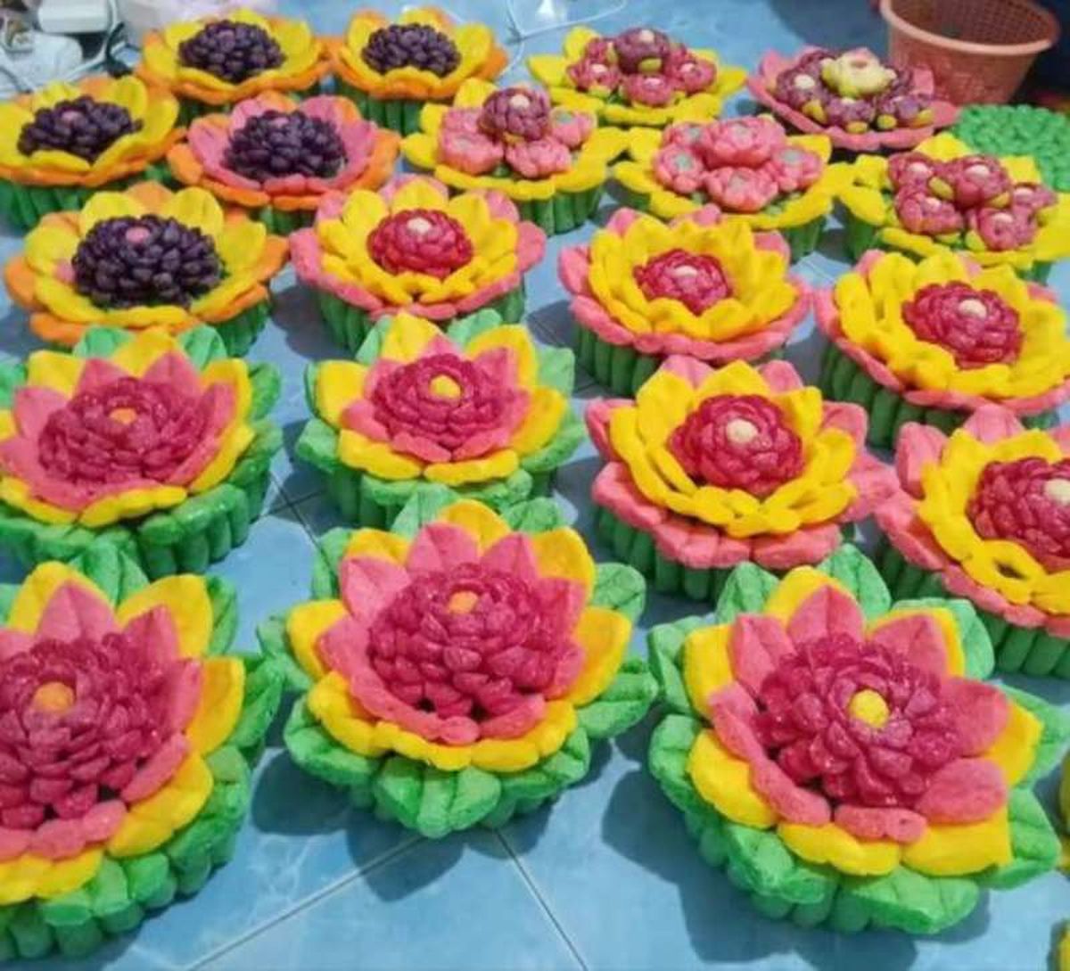 Flores tipo nenúfares hechos con playmais.