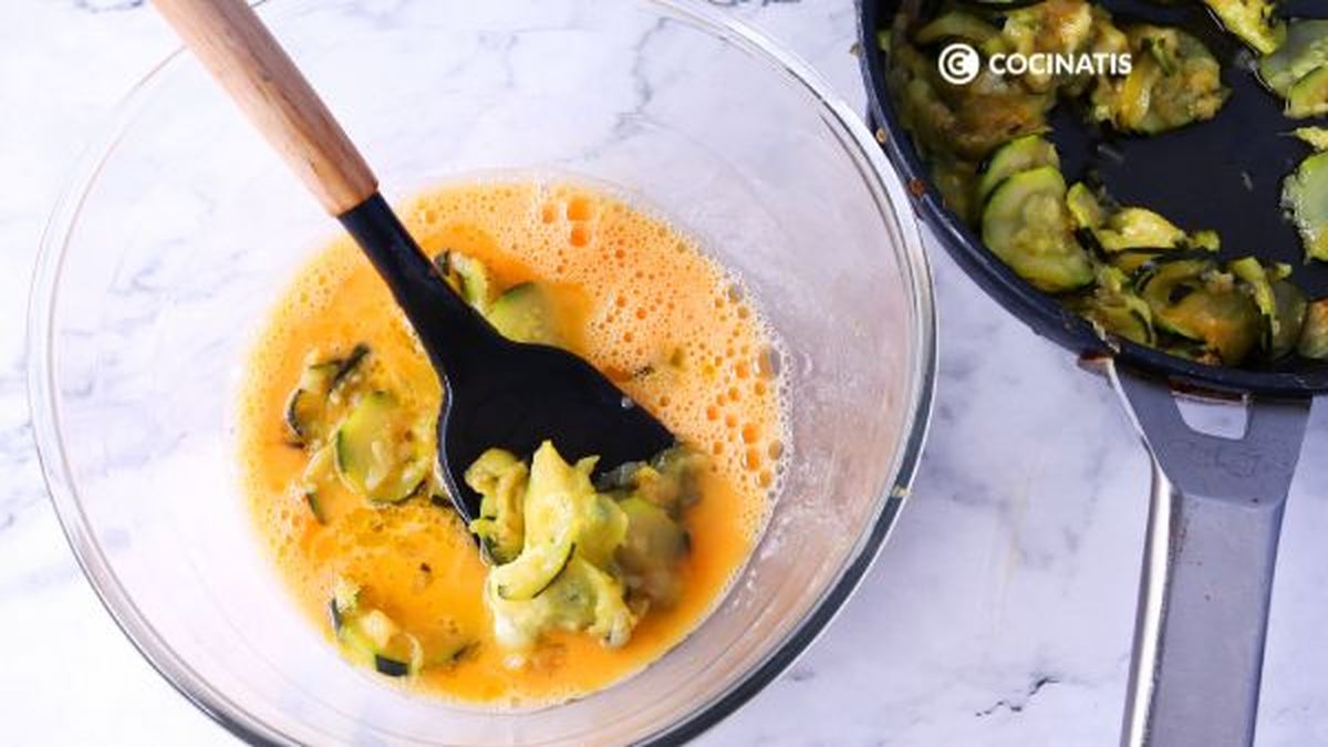 Mezcla el calabacín pochado con huevo batido