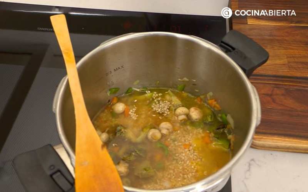 Añade el arroz y el caldo