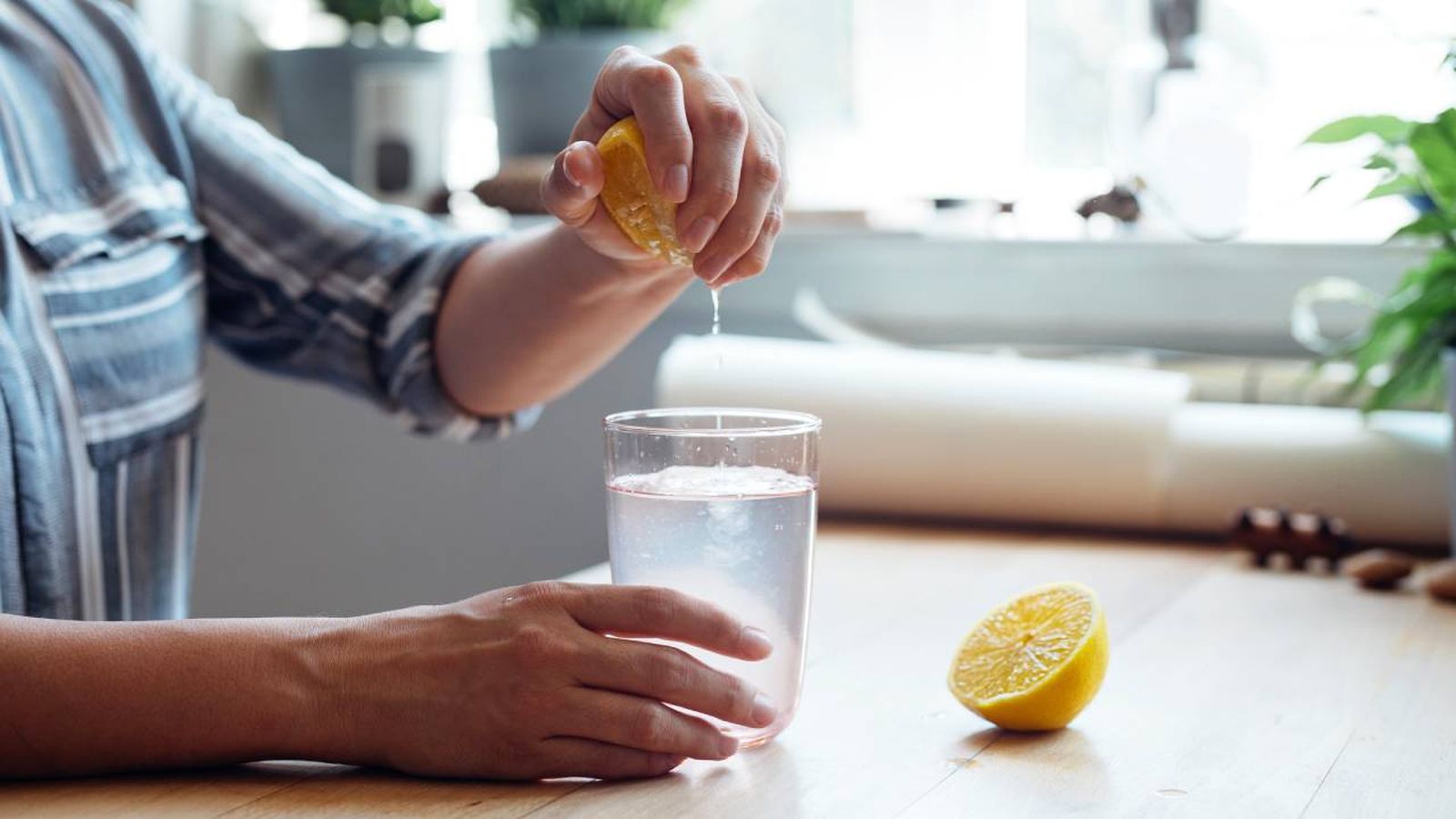cuales son los beneficios de beber agua con limon. portada