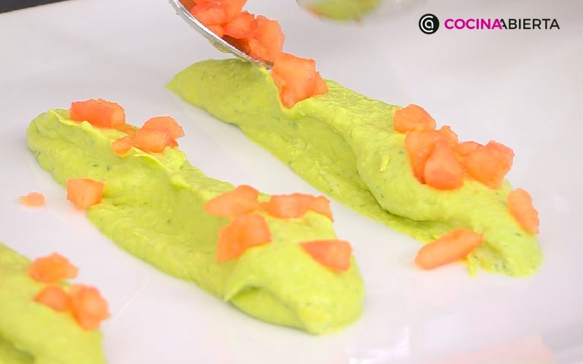 Sirve la mayonesa de aguacate y añade tomate