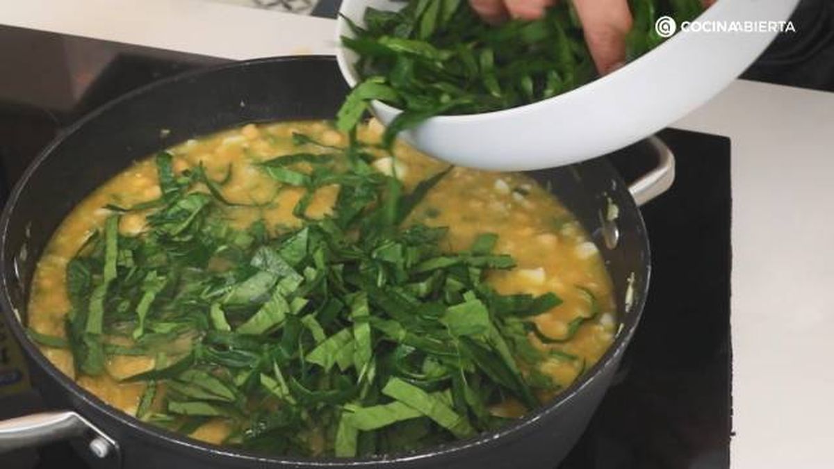 Gallina blanca potaje semana santa garbanzos bacalao espinacas paso 6
