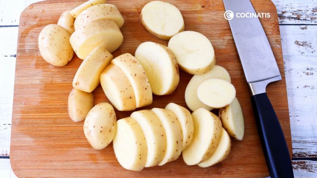 Cortamos las patatas panaderas