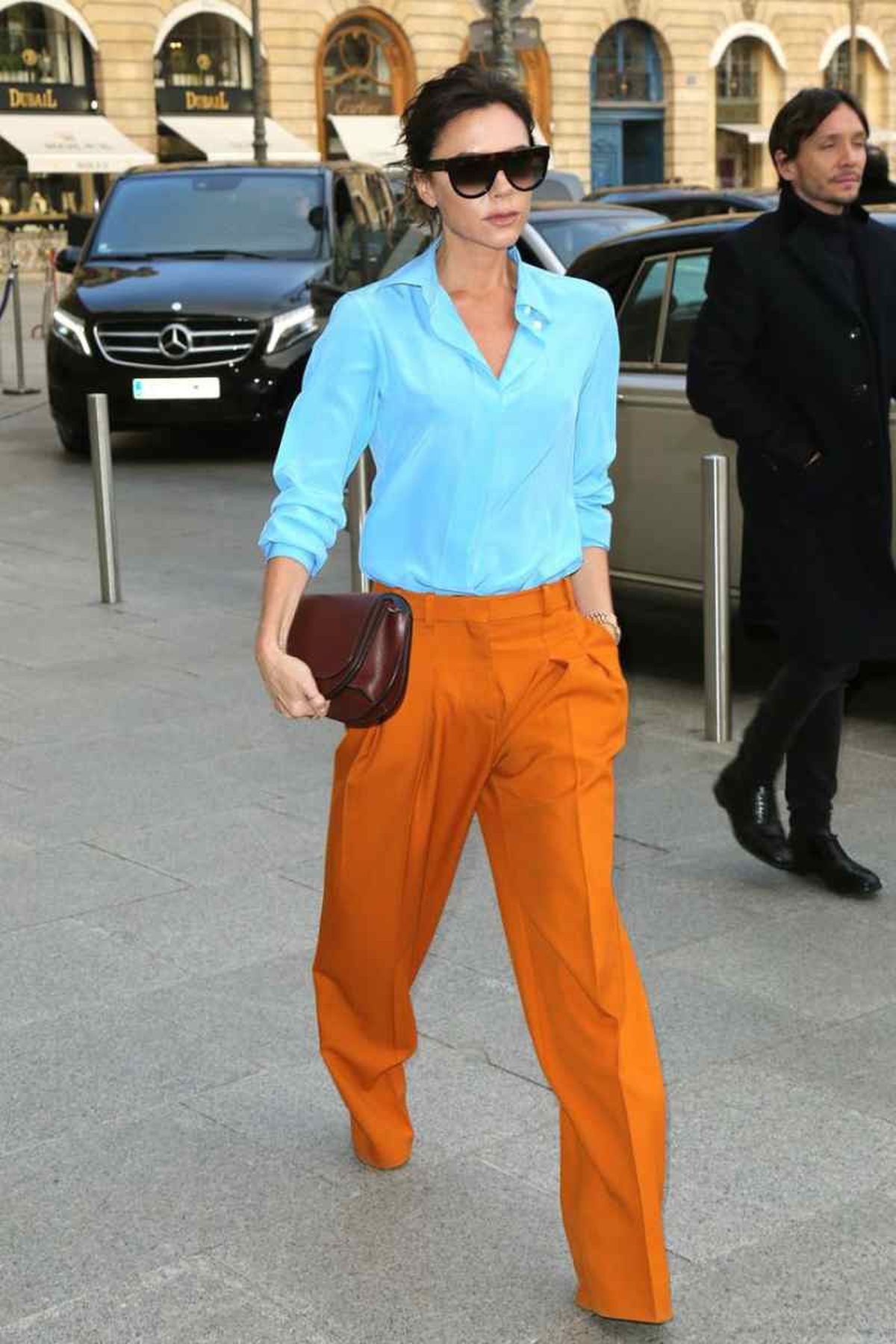 Victoria Beckham con camisa de su firma en contraste