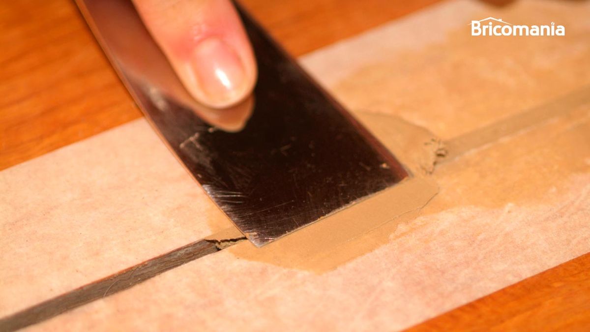 Sellado de juntas en suelo de madera