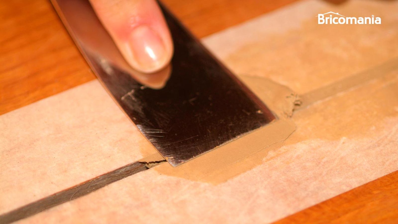 Sellado de juntas en suelo de madera