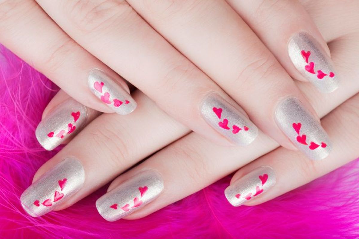 Uñas con brillo y corazones para San Valentín