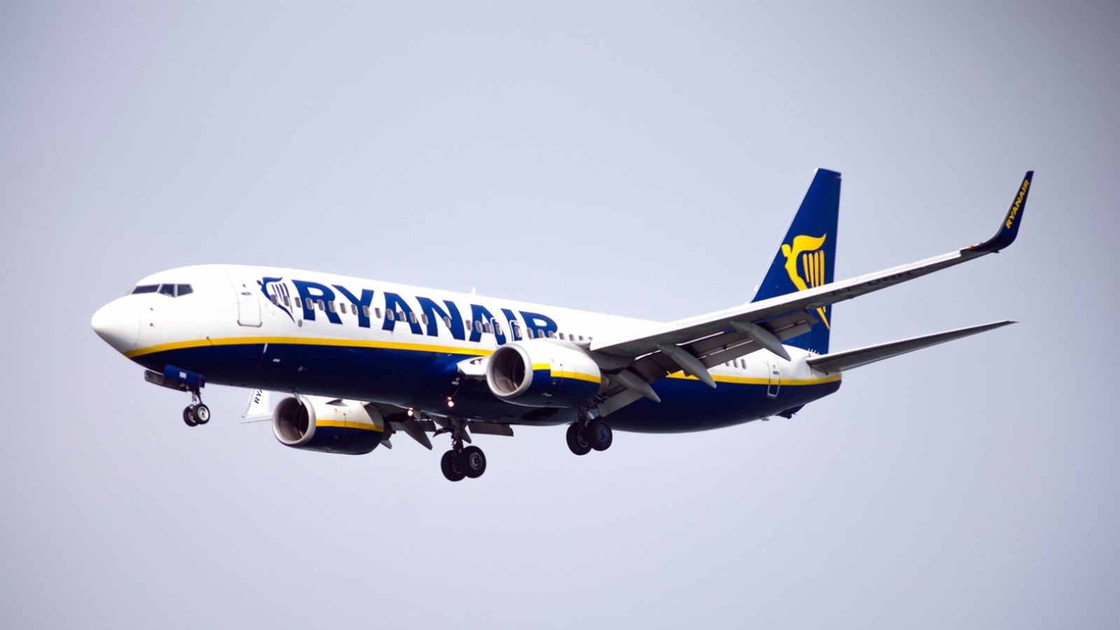 Ryanair pide limitar el consumo de alcohol en los aeropuertos para evitar incidentes en los vuelos