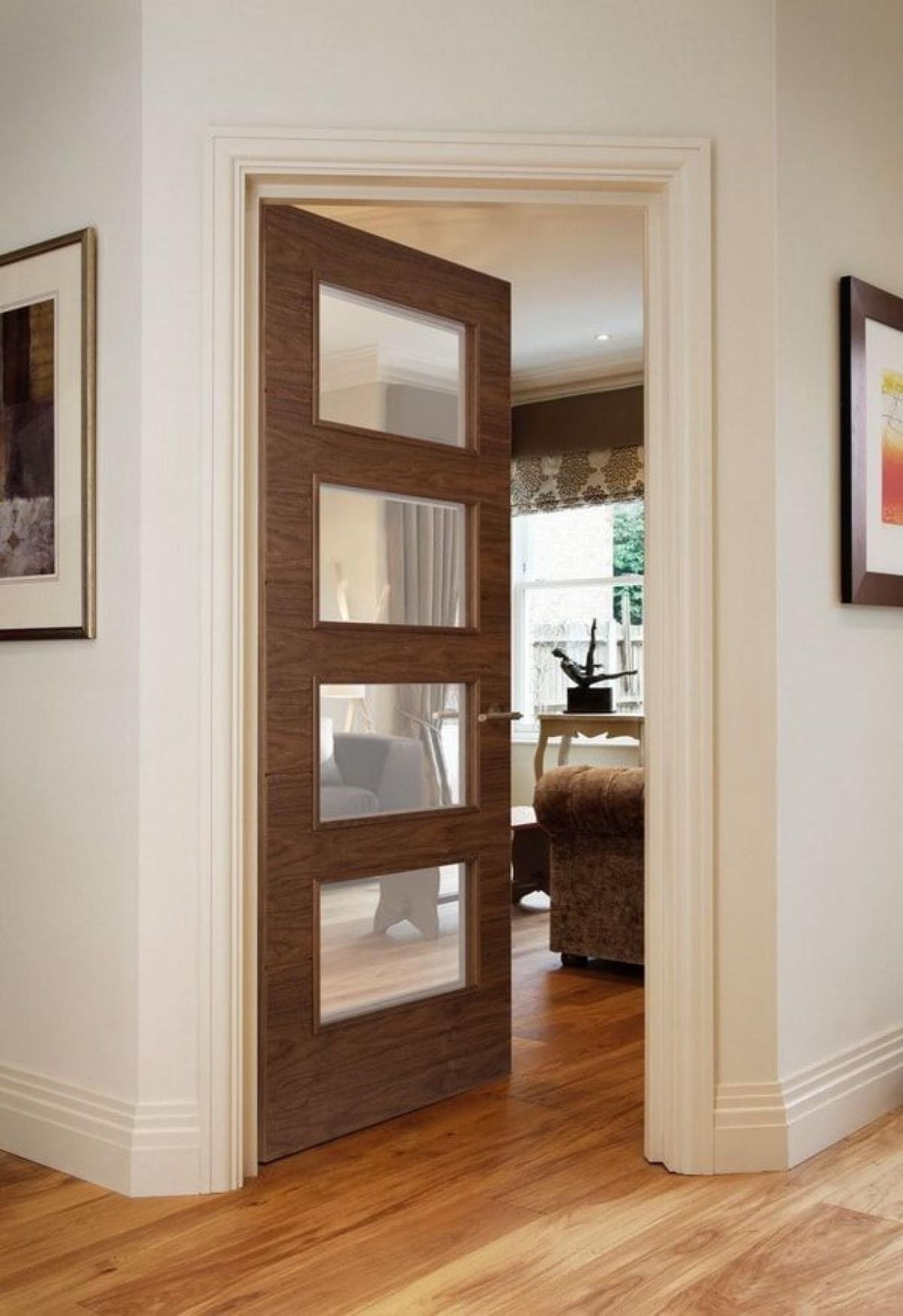 Salón con puertas de madera oscura y suelo claro.