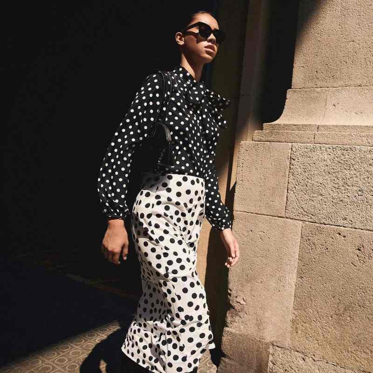 Combinación de prendas con dos tamaños de lunares en negativo