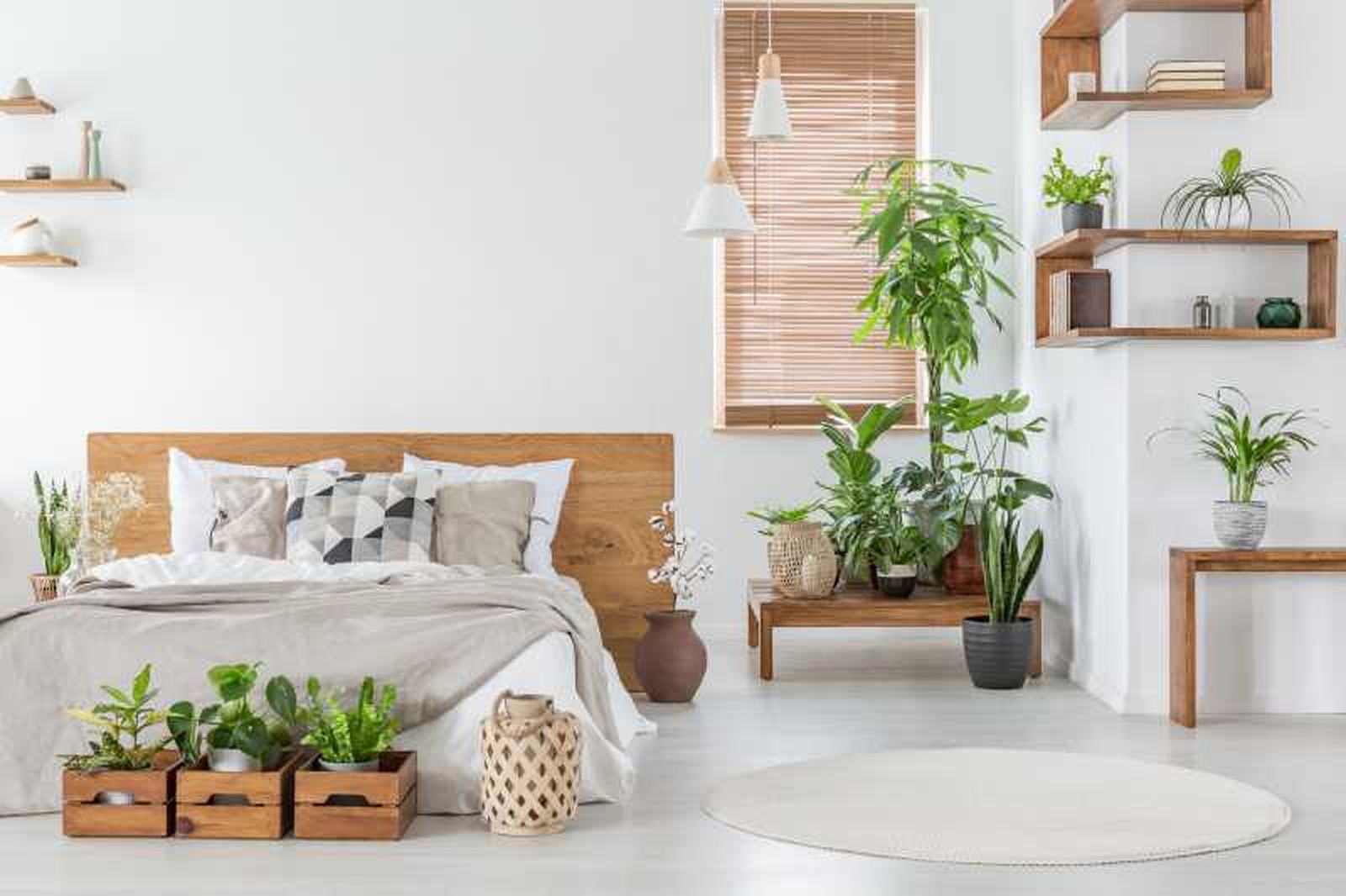 Dormitorio con baldas originales de madera.
