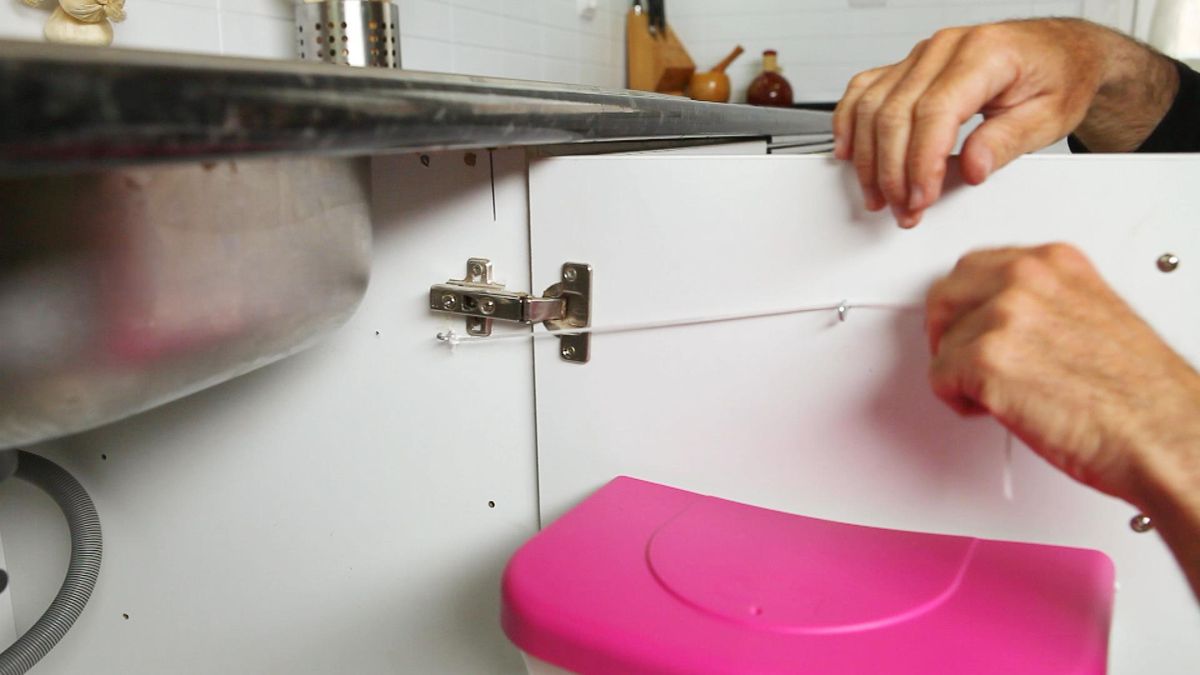 Colocar un soporte para bolsa de basura paso 6