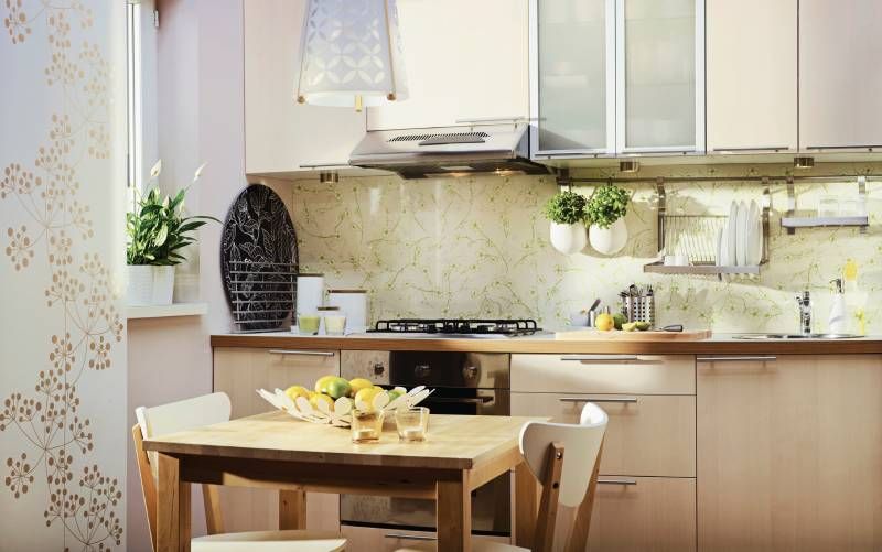 Cocina con papel pintado floral en el salpicadero.