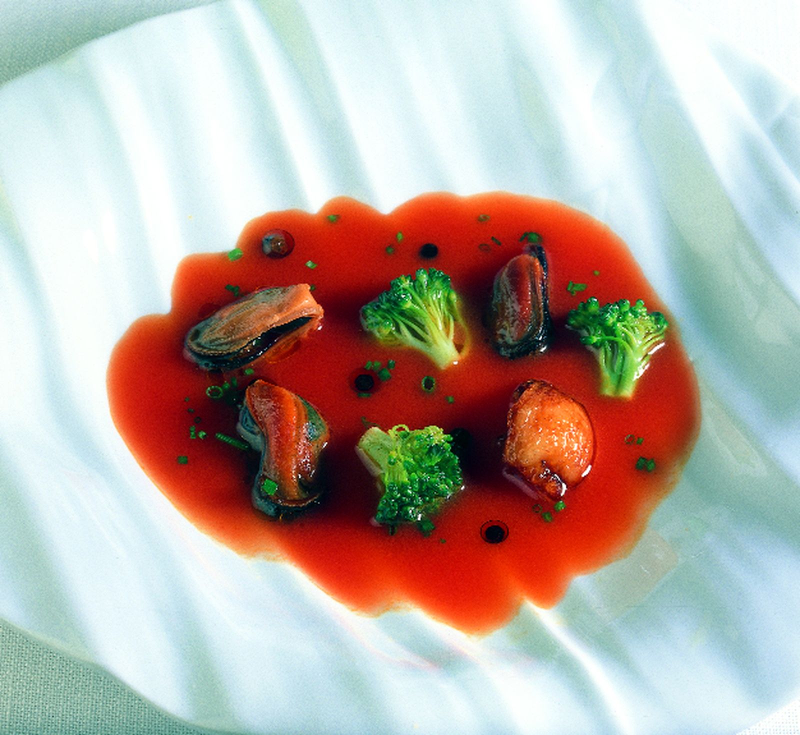 Gazpacho de tomate asado con mejillones y verduras escabechados