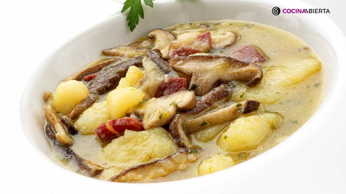 Las patatas con setas son un sabroso guiso tradicional