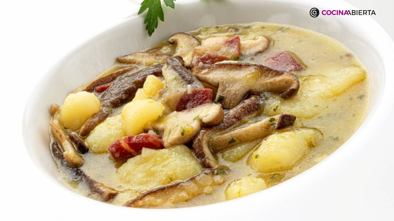 Las patatas con setas son un sabroso guiso tradicional