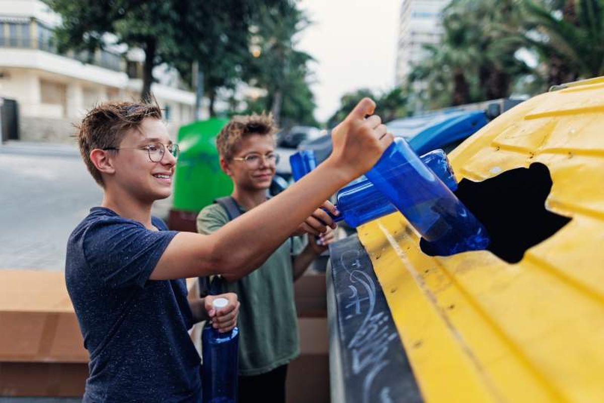 Las botellas de plástico van al contendor amarillo en todos los casos