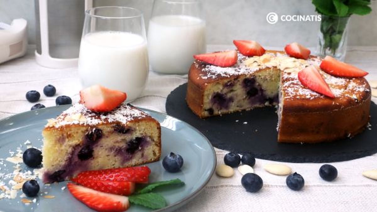 Bizcocho de almendras con limón y arándanos listo para comer