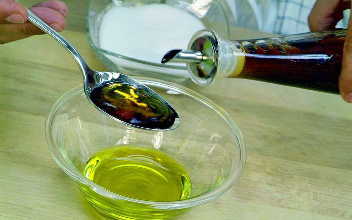 El segundo paso es echar las cucharadas de vinagre en el bol