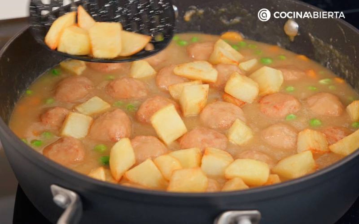 Elaboración de la receta de albóndigas con patatas - Fríe las patatas y añádelas a la cazuela