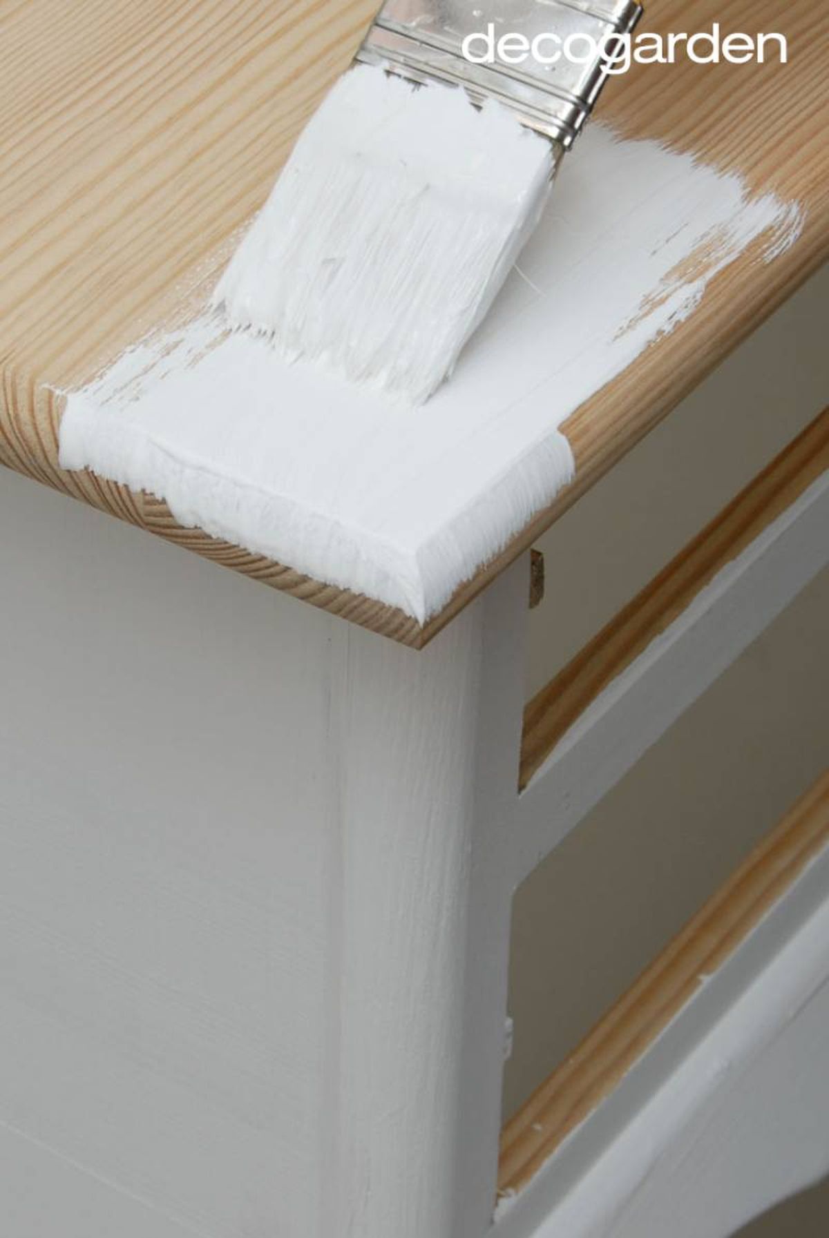 Pintar mueble de madera de blanco.