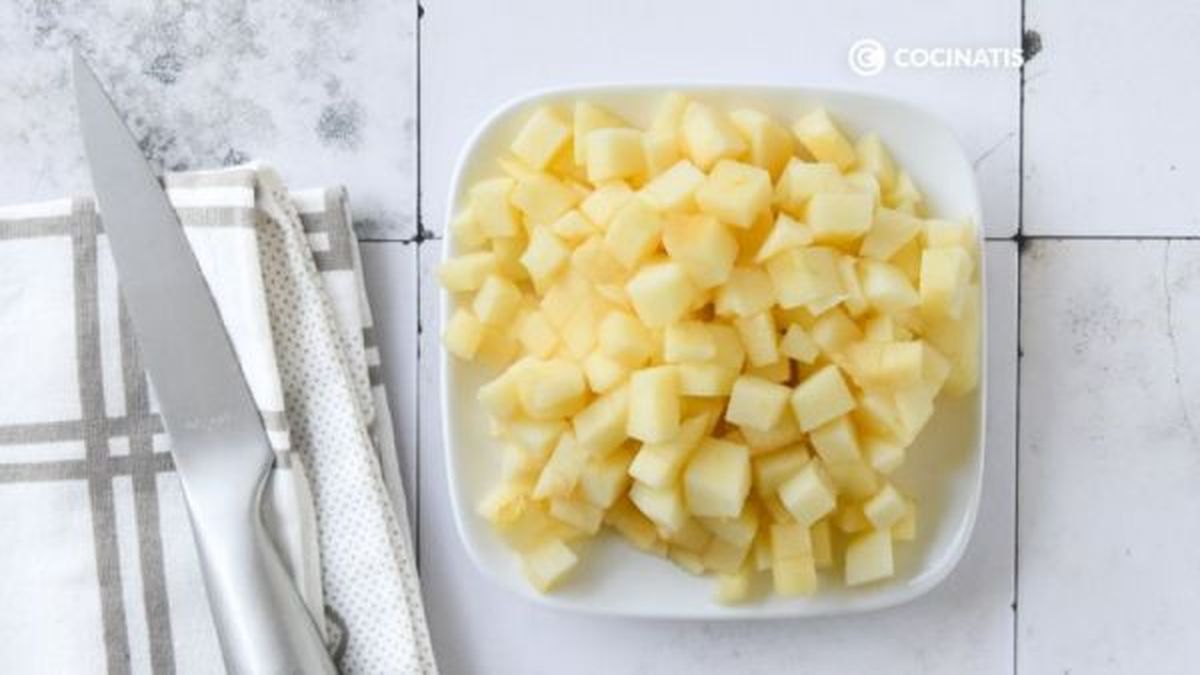 Cortamos la manzana pelada en dados pequeños