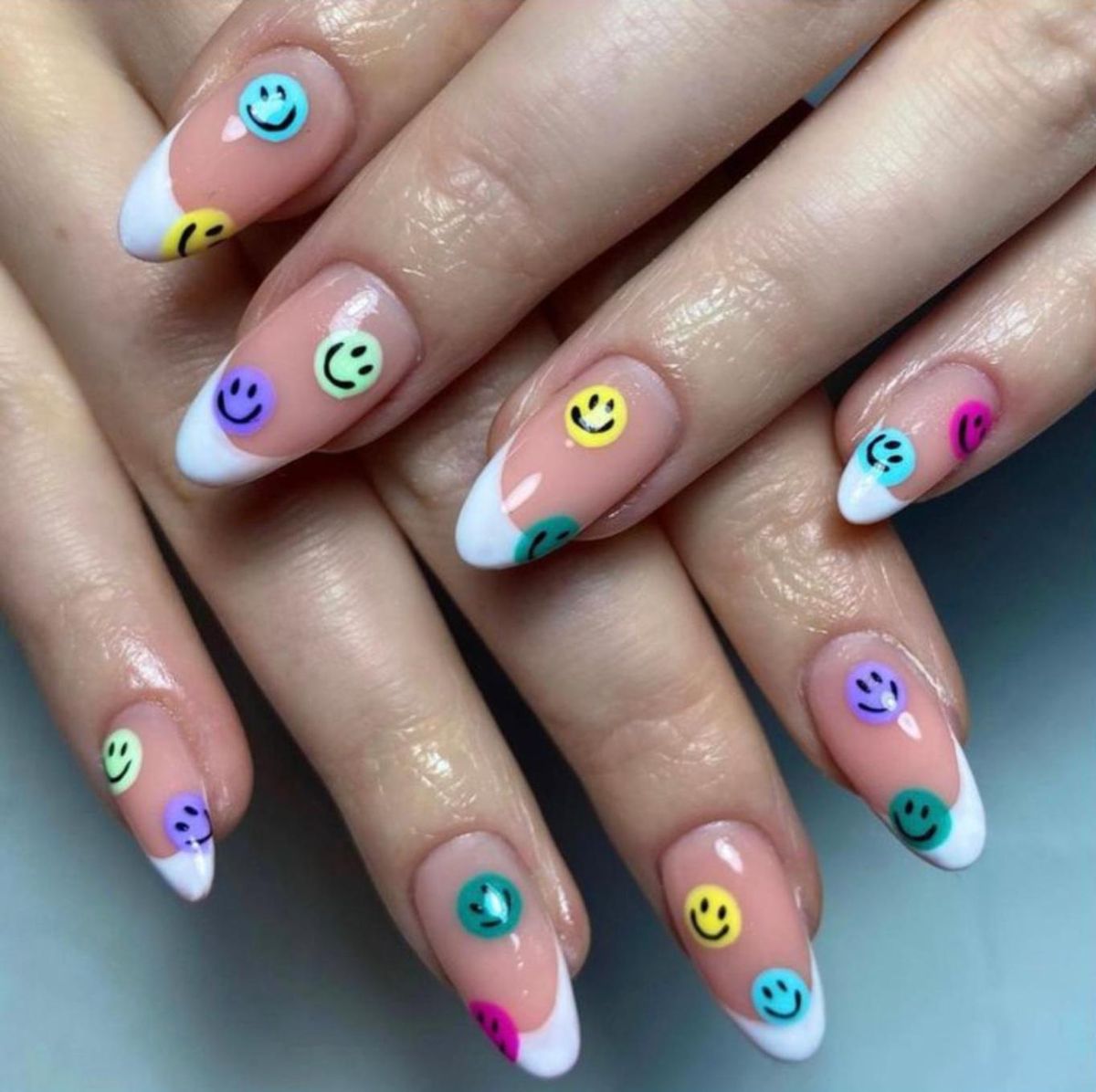 Uñas francesas decoradas con smilies.