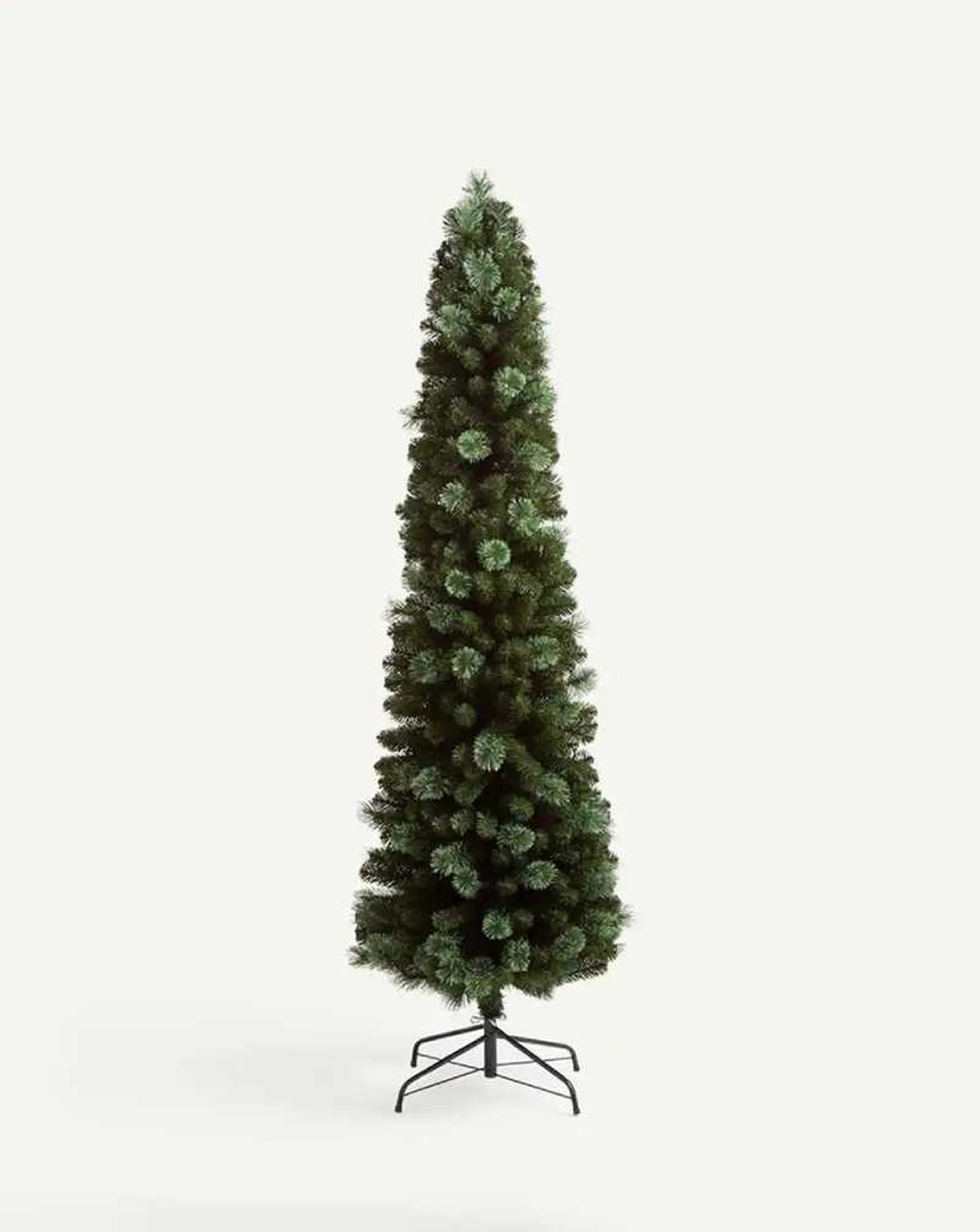 Árbol de Navidad verde estrecho.