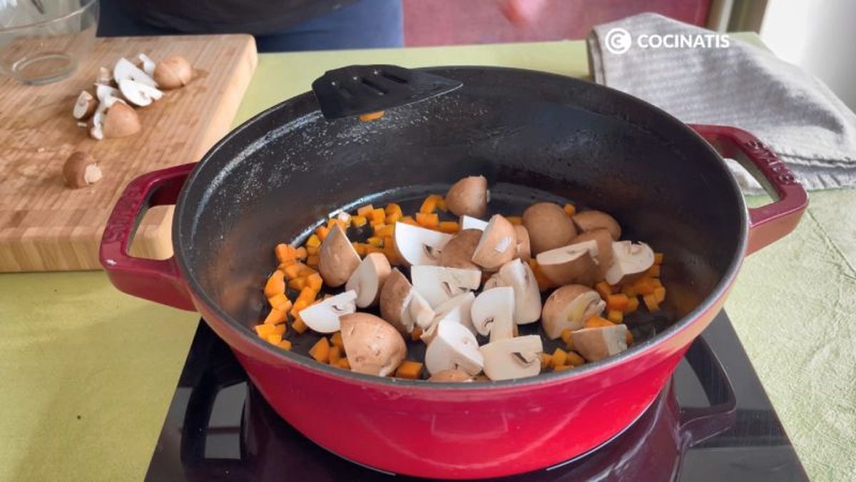 Salteamos los champiñones junto con la zanahoria