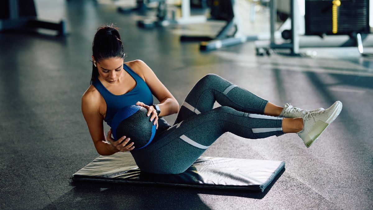 Abdominales laterales con balón medicinal