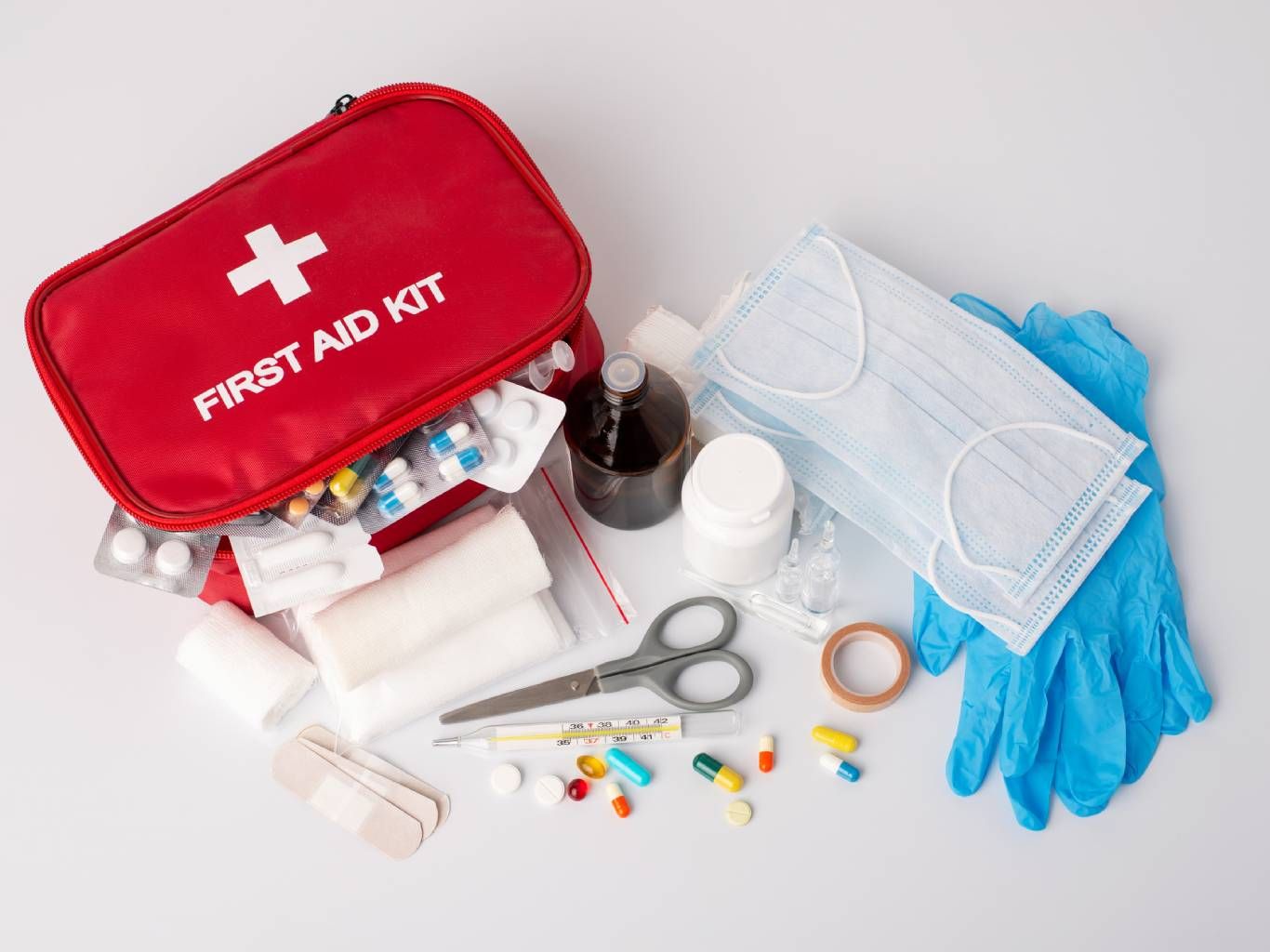 Un botiquín básico debe incluir mascarillas, guantes, antisépticos, gasas, tijeras y medicación común.