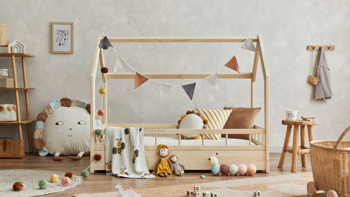 Habitación temática infantil con decoración de animales.