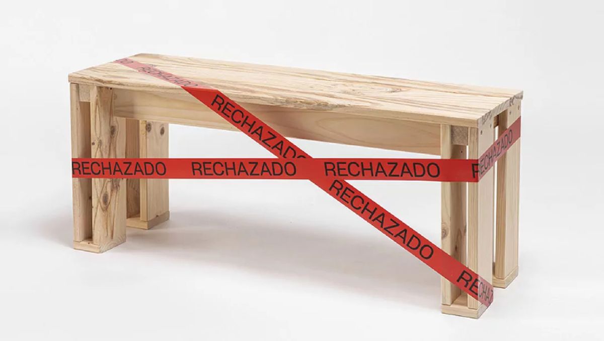 Banco con precinto de rechazado, de la campaña de muebles feos.