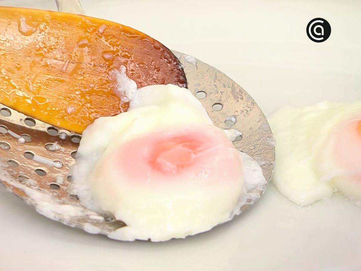 Cómo hacer huevos escalfados - Retira y escurre los huevos escalfados