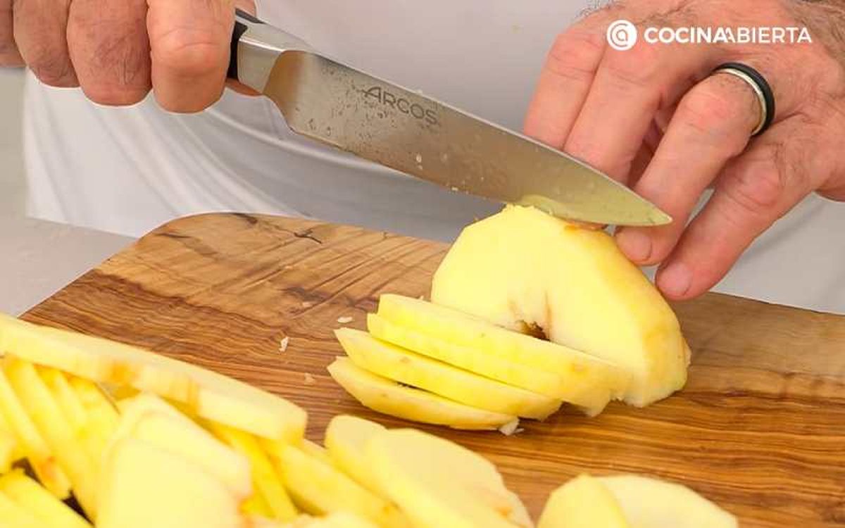 Pela y corta las manzanas