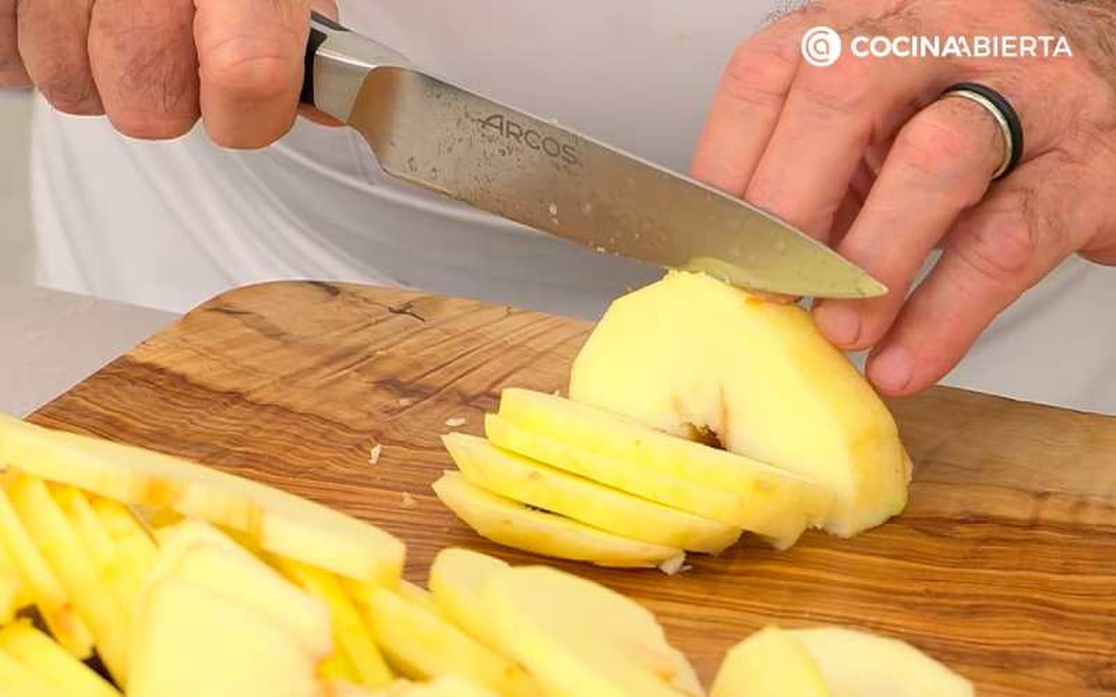 Pela y corta las manzanas