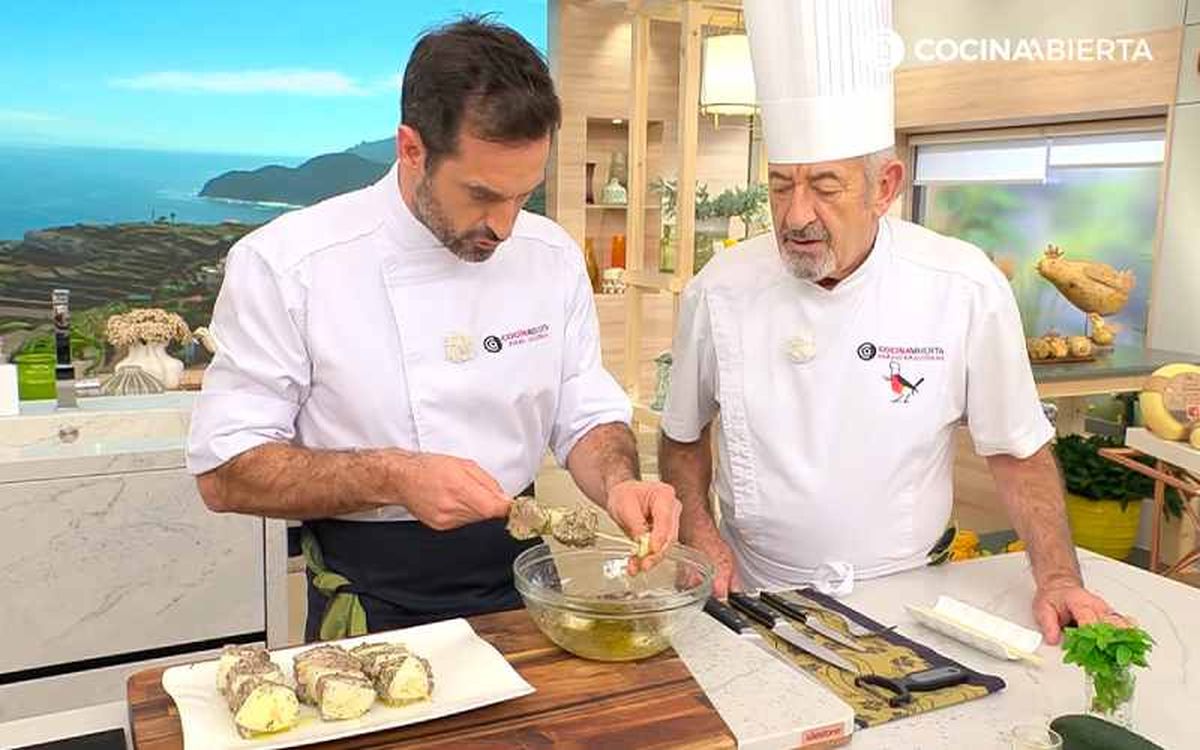 Alterna 3 trozos de carne con 3 trozos de cebolla